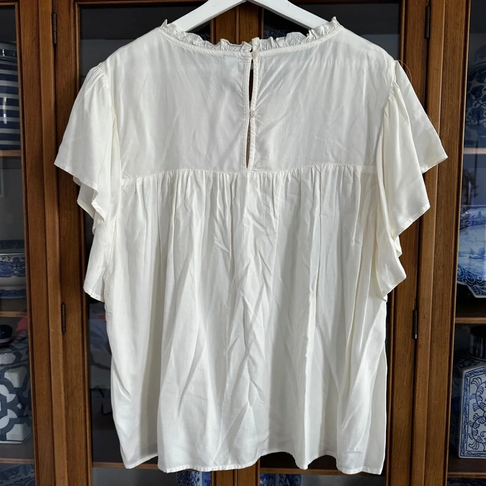 Elegant White Blouse - Picture 4 of 4